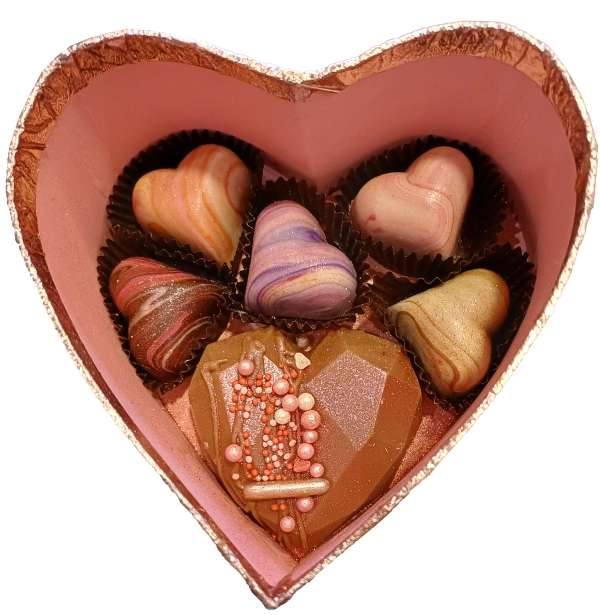 Кутия "Любов" с диамантено сърце от млечен шоколад