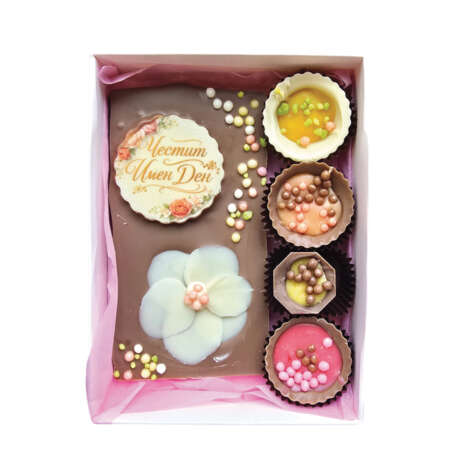 Кутия "Имен ден" с млечен шоколад картичка и бонбони